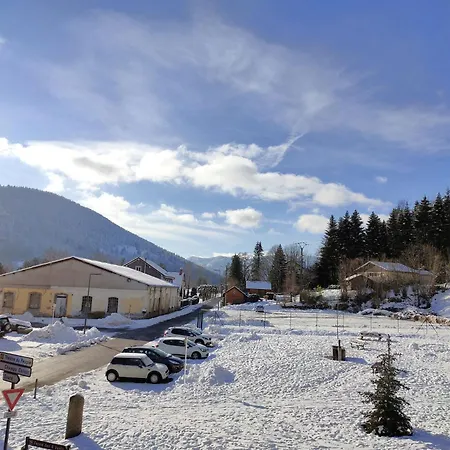 Vue Sur La Montagne Au Centre De 比桑